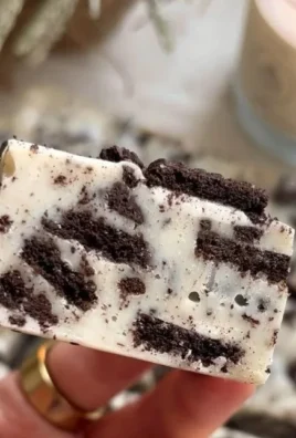 Delicious easy Oreo fudge squares topped with crushed Oreos