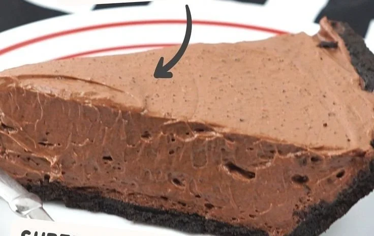Delicious no bake chocolate cheesecake topped with chocolate shavings